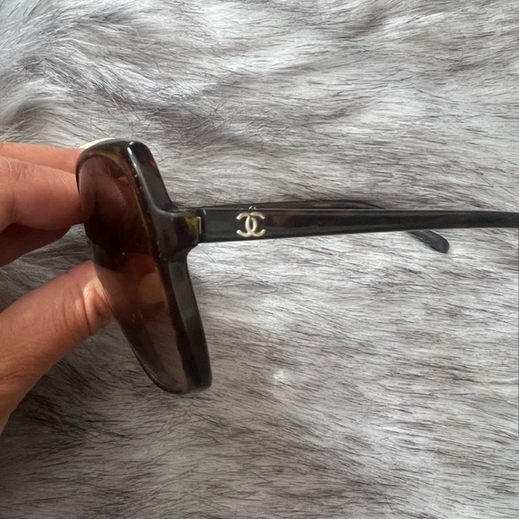 Chanel Sunglasses- good used condition in tortoise - Picture 4 of 6